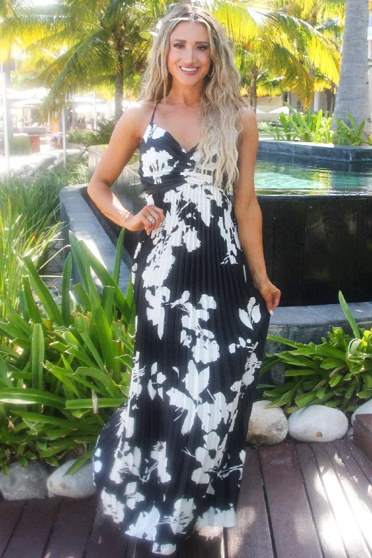 Pretty in Pleats Maxi Dress: Black/White Trendy Fit-and-Flare Maxi Dress