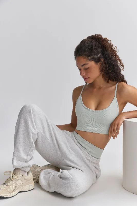 Super Sculpt Seamless Scoop-Neck Sports Bra in Fog Sporty Compression Bra